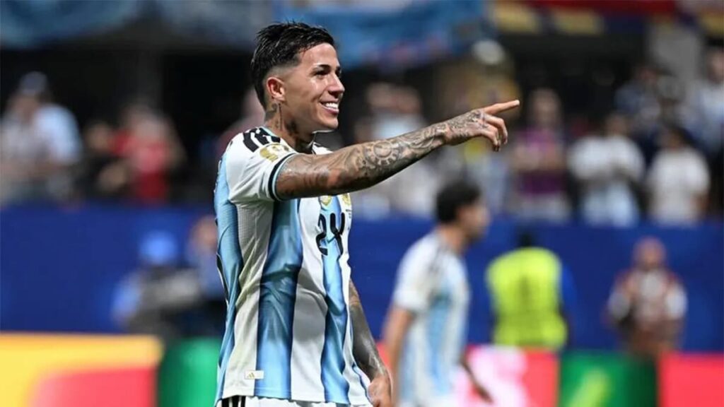 Enzo Fernández selló la remontada. Enzo Fernández convierte el gol de la victoria argentina.