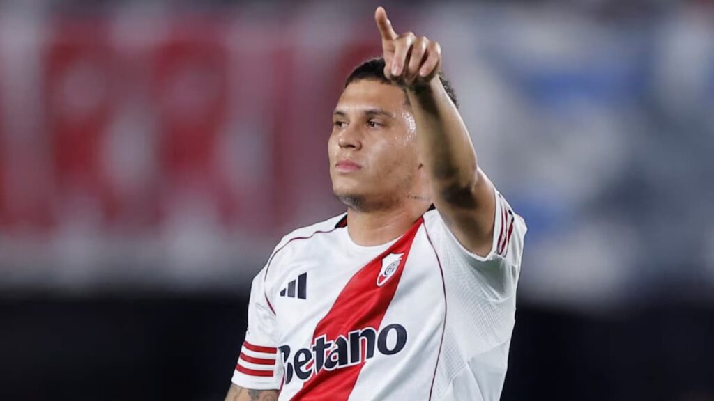 Juanfer Quintero cerró otro ciclo en River. Futbolista se despide de los hinchas en un estadio.