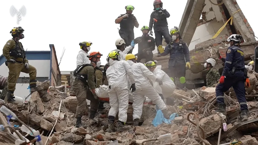 Crece la tragedia en Colombia tras el terremoto Edificaciones derrumbadas en Manizales tras el terremoto en Colombia.