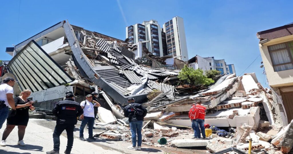 Sismo de magnitud 7,4 en Colombia Edificaciones derrumbadas en Manizales tras el terremoto en Colombia.