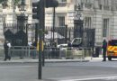 Un auto chocó contra la sede del gobierno británico en Downing Street: la policía arrestó a una persona