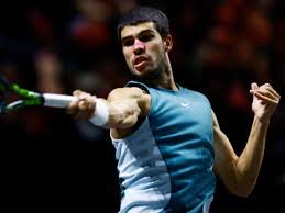 Carlos Alcaraz entrenando sobre polvo de ladrillo