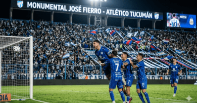 Jugador de Atlético Tucumán celebra el gol ante Gimnasia por el torneo argentino