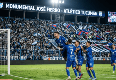 Jugador de Atlético Tucumán celebra el gol ante Gimnasia por el torneo argentino