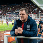 damian ayude entrenador de san lorenzo serio en el banco de suplentes
