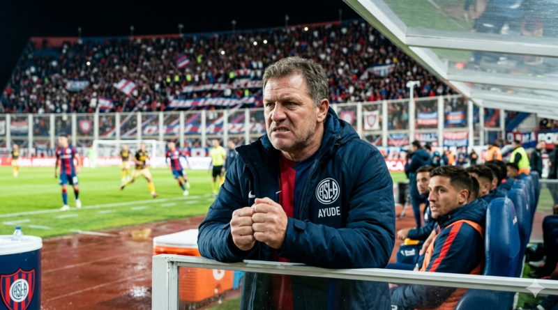 damian ayude entrenador de san lorenzo serio en el banco de suplentes