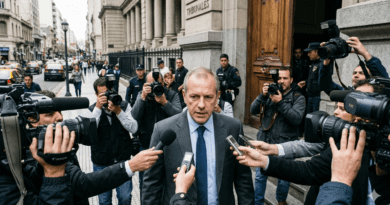 Claudio Tapia saliendo de tribunales tras su procesamiento judicial