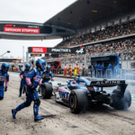 Franco Colapinto con el Alpine detenido en el pit lane del Gran Premio de China