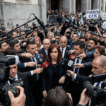 Cristina Kirchner llegando a tribunales de Comodoro Py para declarar