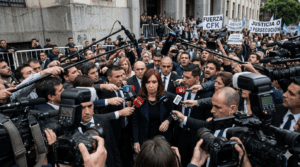 Cristina Kirchner llegando a tribunales de Comodoro Py para declarar