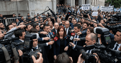 Cristina Kirchner llegando a tribunales de Comodoro Py para declarar