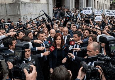 Cristina Kirchner llegando a tribunales de Comodoro Py para declarar
