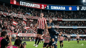 Defensor de fútbol disputando una pelota aérea durante un partido en estadio lleno.