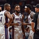 ugadores discuten intensamente durante un partido de la NBA.