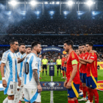 La Finalissima entre Argentina y España fue cancelada: UEFA confirmó que no se jugará Lionel Messi y jugadores de España en una imagen conceptual de la Finalissima entre Argentina y España