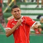 Jugador de Independiente rematando ante Atenas