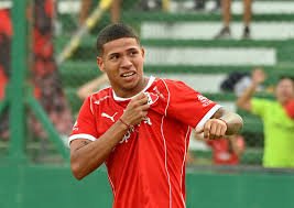 Jugador de Independiente rematando ante Atenas