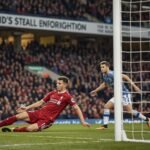Milos Kerkez marca el gol del empate para Liverpoo