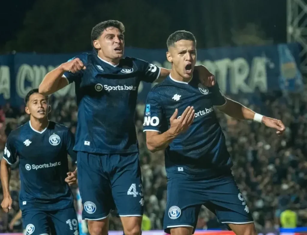 Luciano Gómez convierte el primer gol para Independiente Rivadavia