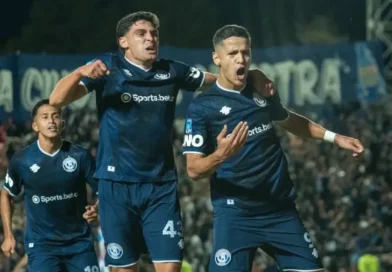 Luciano Gómez convierte el primer gol para Independiente Rivadavia