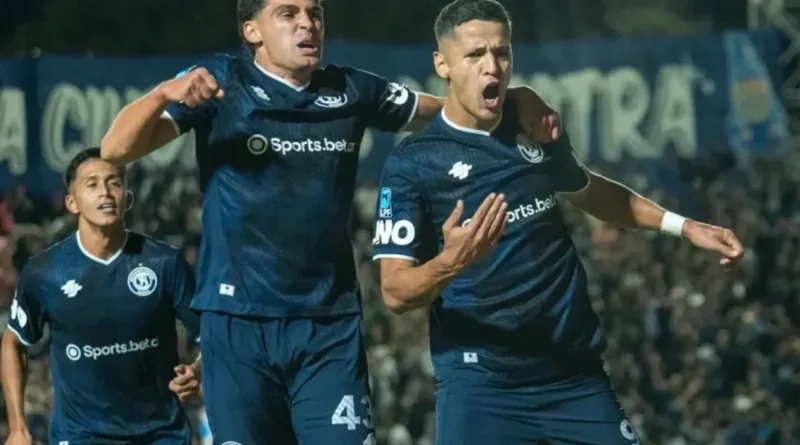 Luciano Gómez convierte el primer gol para Independiente Rivadavia