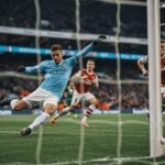 Nico O'Reilly convierte el primer gol del Manchester City