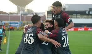 Jugadores de Huracán celebran la clasificación ante Olimpo