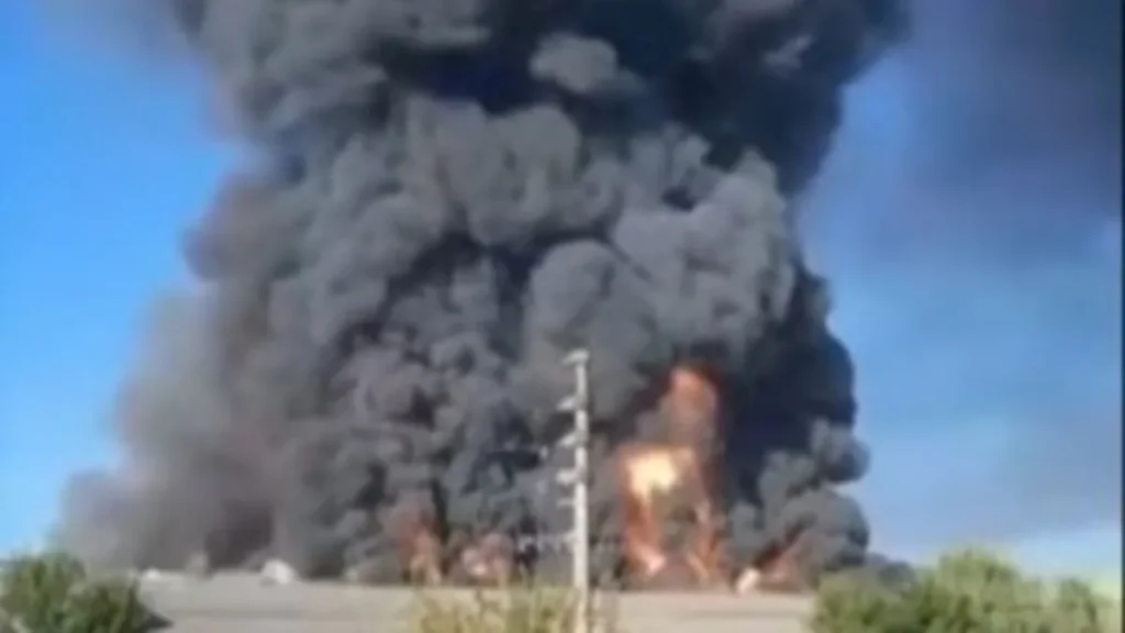 Incendio en depósito de pinturas en Moreno