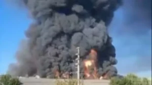 Incendio en depósito de pinturas en Moreno