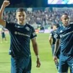 Jugadores de Independiente Rivadavia celebran un gol ante Rosario Central