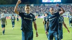 Jugadores de Independiente Rivadavia celebran un gol ante Rosario Central