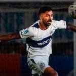 Luis Ingolotti realiza una atajada clave en el triunfo de Atlético Tucumán