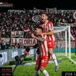 Jugadores de Instituto celebran un gol ante Independiente