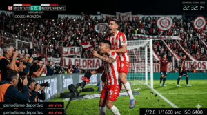 Jugadores de Instituto celebran un gol ante Independiente