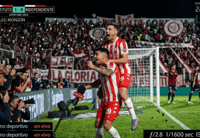 Jugadores de Instituto celebran un gol ante Independiente