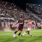 Dylan Aquino celebra el gol de Lanús ante Estudiantes en el Torneo Apertura