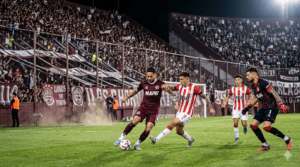 Dylan Aquino celebra el gol de Lanús ante Estudiantes en el Torneo Apertura