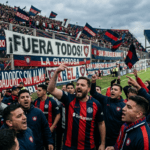 hinchas de san lorenzo enojados en la tribuna del nuevo gasometro