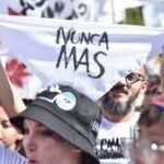 Marcha por el Día de la Memoria en Buenos Aires con pancartas y manifestantes