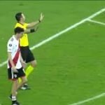 Árbitro sanciona penal tras revisión del VAR en partido de River