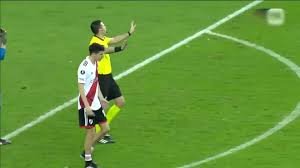 Árbitro sanciona penal tras revisión del VAR en partido de River