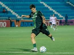 Tiziano Perrotta convierte gol ante Real Pilar