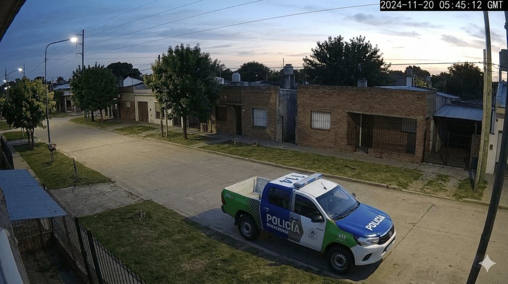 Patrullero de la Policía Bonaerense estacionado durante un operativo nocturno en Cañuelas