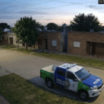 Patrullero de la Policía Bonaerense estacionado durante un operativo nocturno en Cañuelas