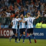 Jugadores de Racing festejan un gol ante Belgrano en Córdoba