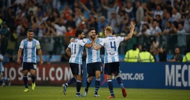 Jugadores de Racing festejan un gol ante Belgrano en Córdoba