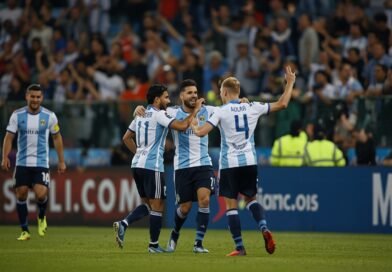 Jugadores de Racing festejan un gol ante Belgrano en Córdoba