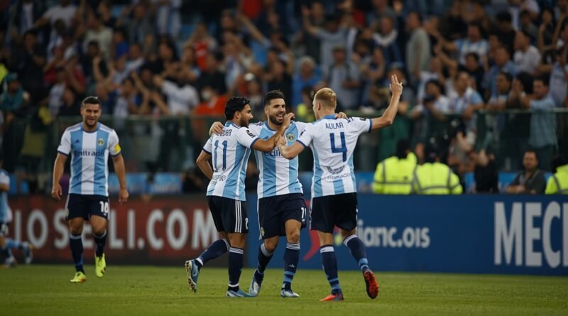 Jugadores de Racing festejan un gol ante Belgrano en Córdoba