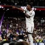 Real Madrid venció 3-2 al Atlético en un derbi electrizante con doblete de Vinícius Vinicius celebra uno de sus goles en el derbi ante Atlético Madrid