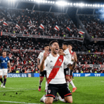 Gonzalo Montiel celebra su gol de penal para River ante Huracán en el Torneo Apertura